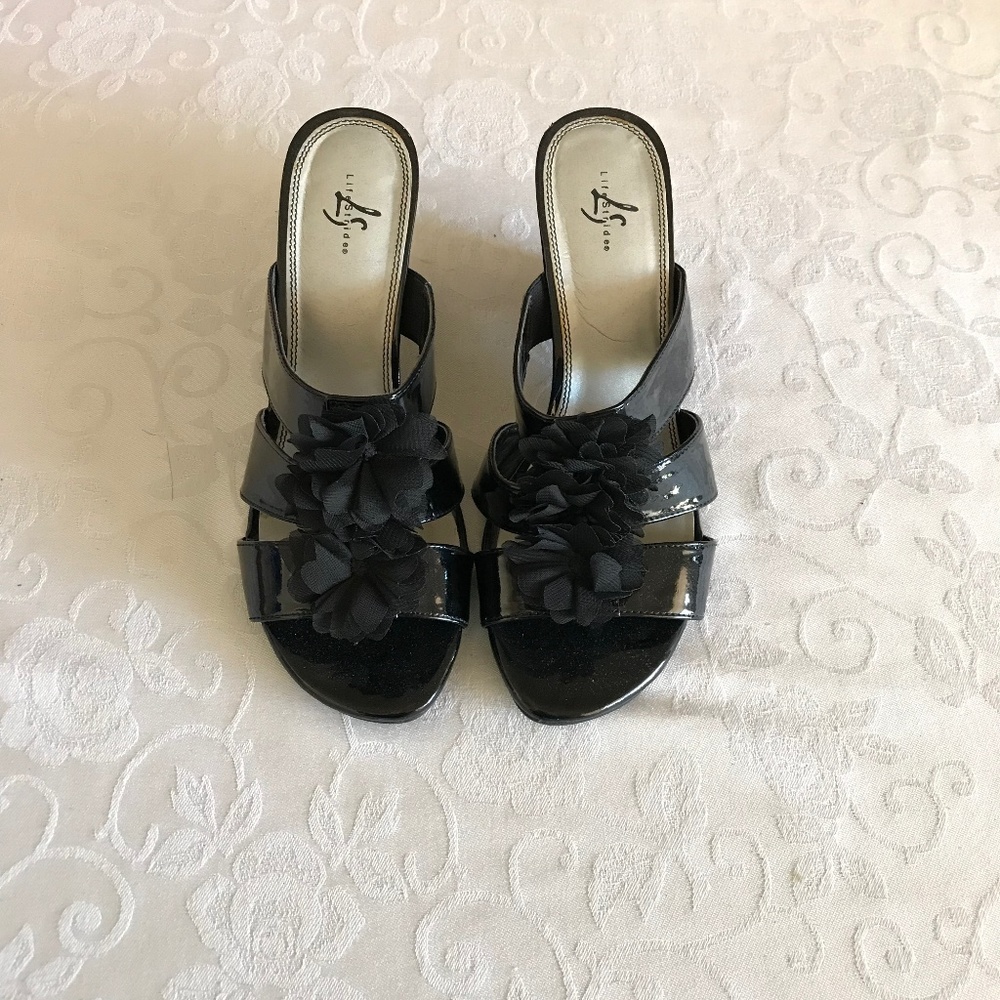 LIFE STRIDES BLACK FLOWERED HEELS!